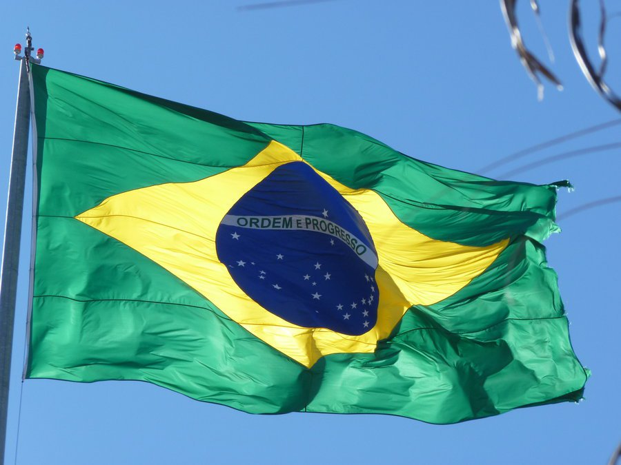brazilian_waving_flag_by_gabryllo-d3bbf45.jpg